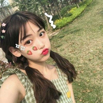 戴流苏耳环的少女